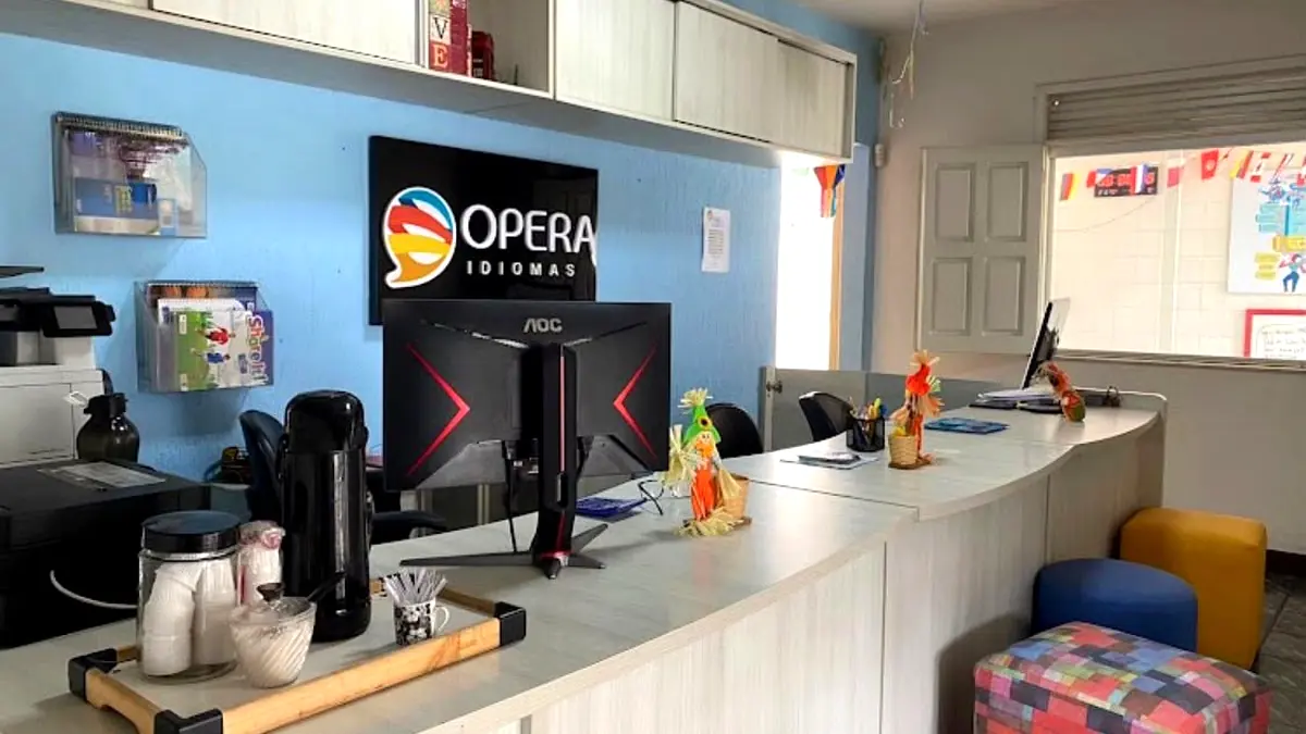 Recepção do Opera Idiomas com o logo na parede
